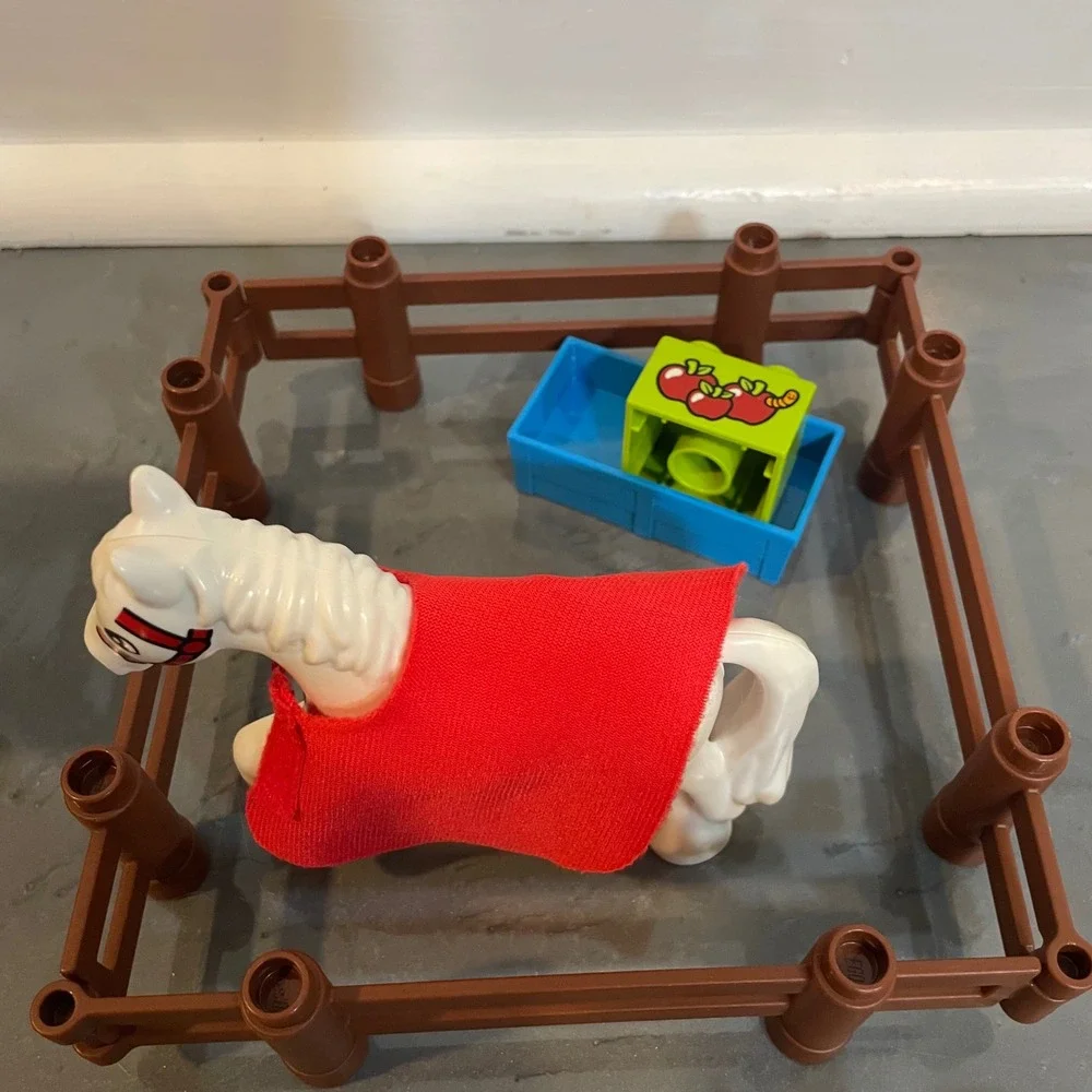LEGO Duplo 10806 Horse Set Stable Farm White Ponies Rider Accessories Equestrian